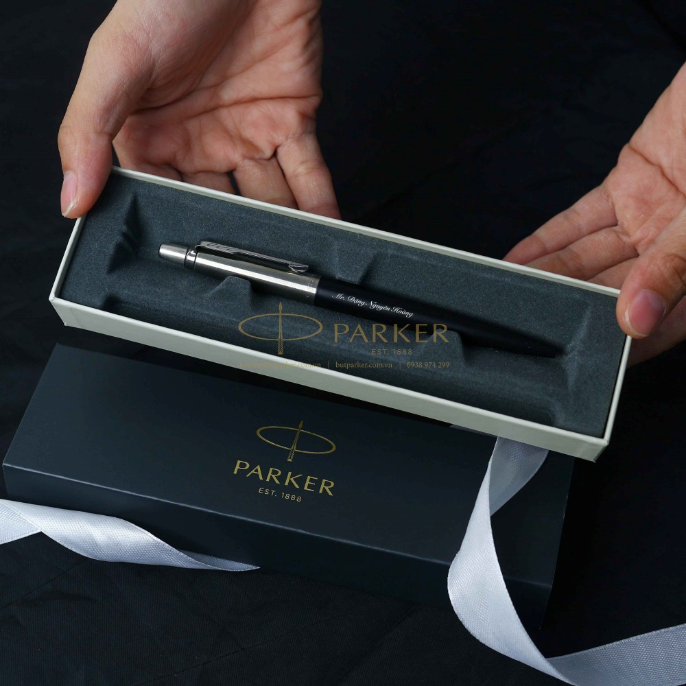 Khắc tên sếp Mr. Đặng Nguyên Hoàng lên bút ký Parker