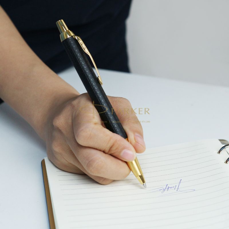 So sánh bút Parker ngòi bi và ngòi gel: Nên chọn loại nào phù hợp? - Butparker.com.vn 