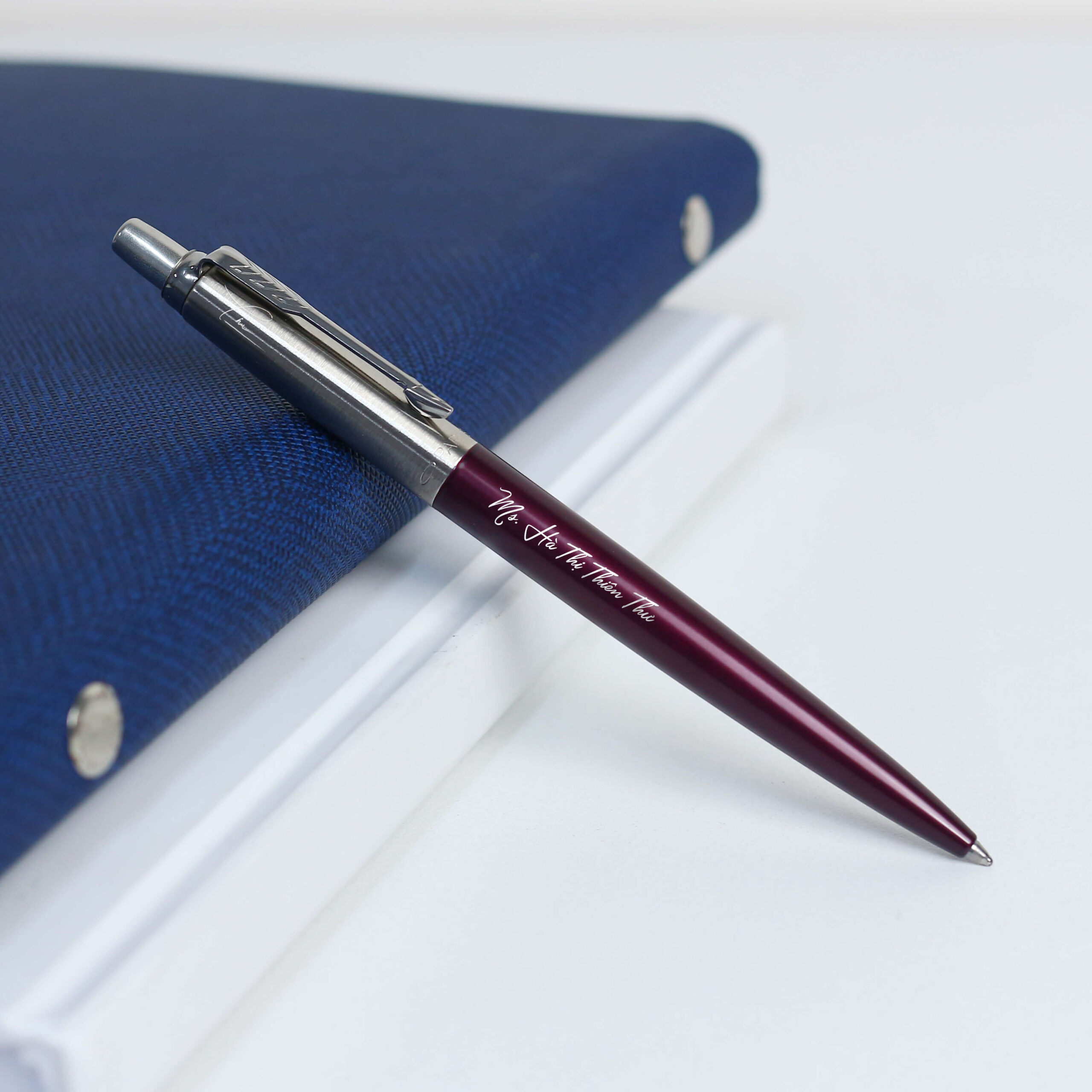 Bút ký Parker Jotter cao cấp sở hữu thân hình thanh mảnh, nhỏ gọn