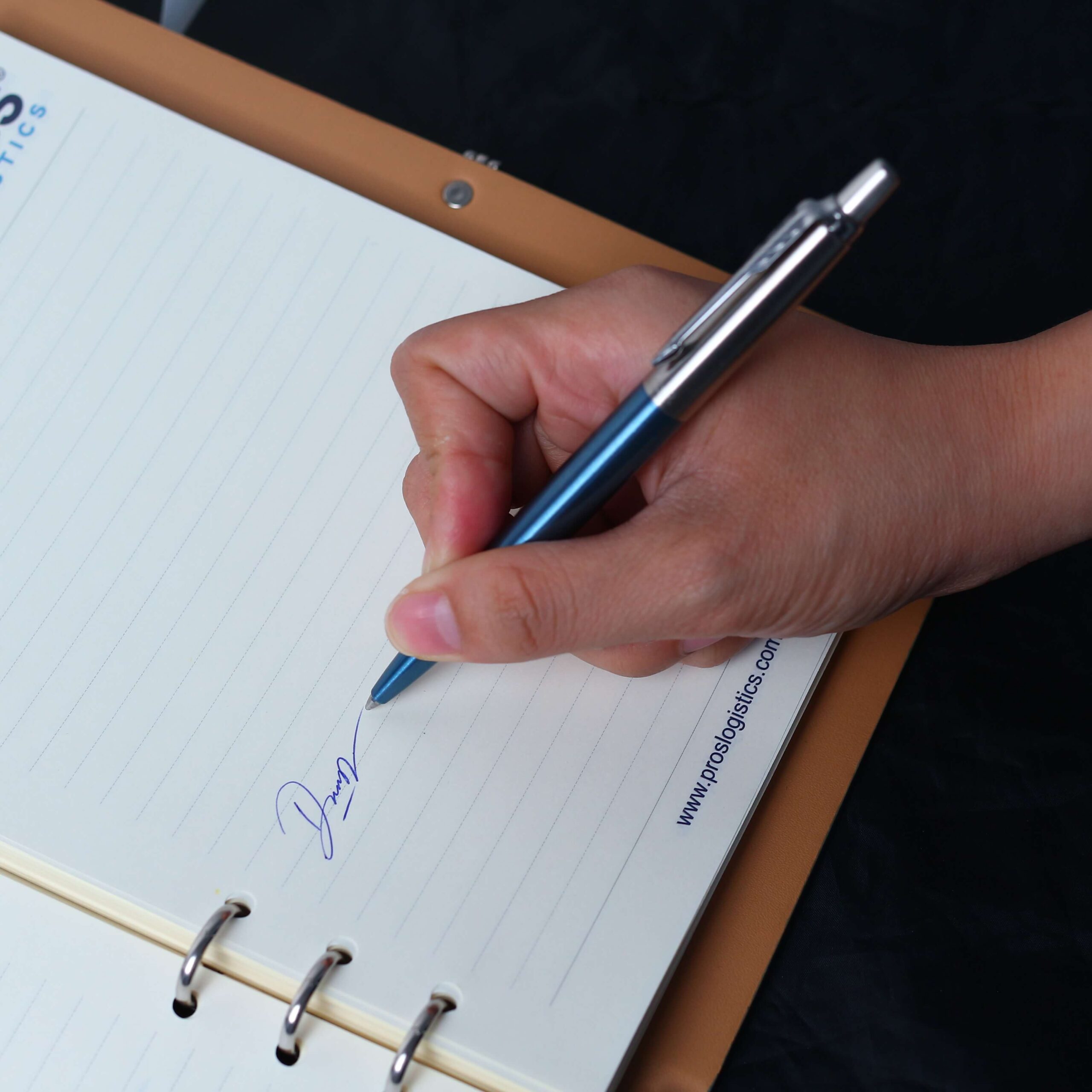 Bút ký Parker Jotter cao cấp có trọng lượng nhẹ, dễ dàng cầm nắm