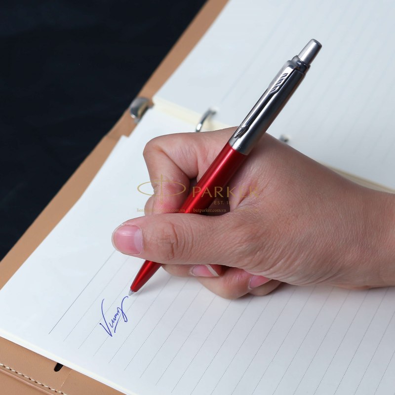 Bút bi thuộc bộ sưu tập Parker Jotter phù hợp với người mới sử dụng và nhân viên văn phòng