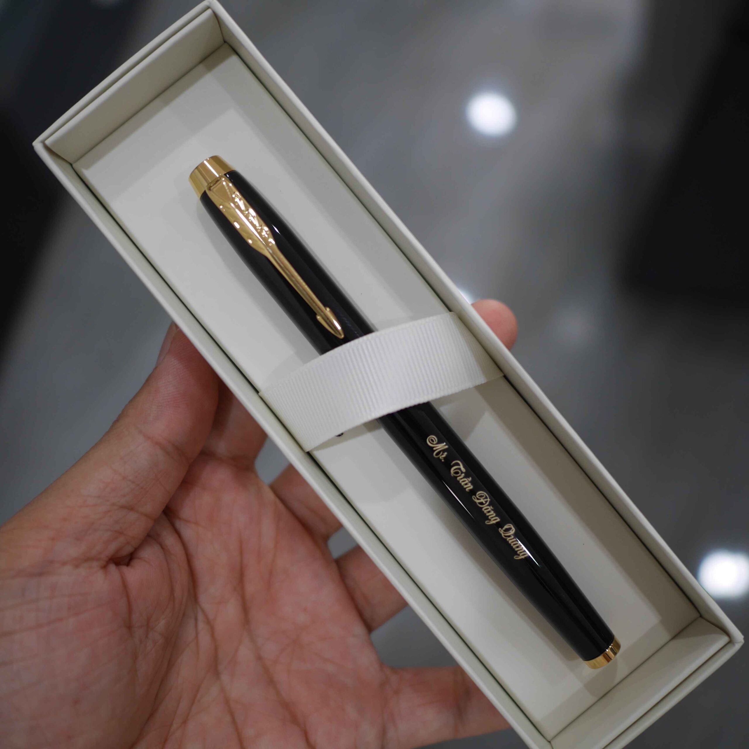 Dòng bút này có trọng lượng khoảng 23 - 31g, không gây cảm giác mỏi tay khi sử dụng thường xuyên