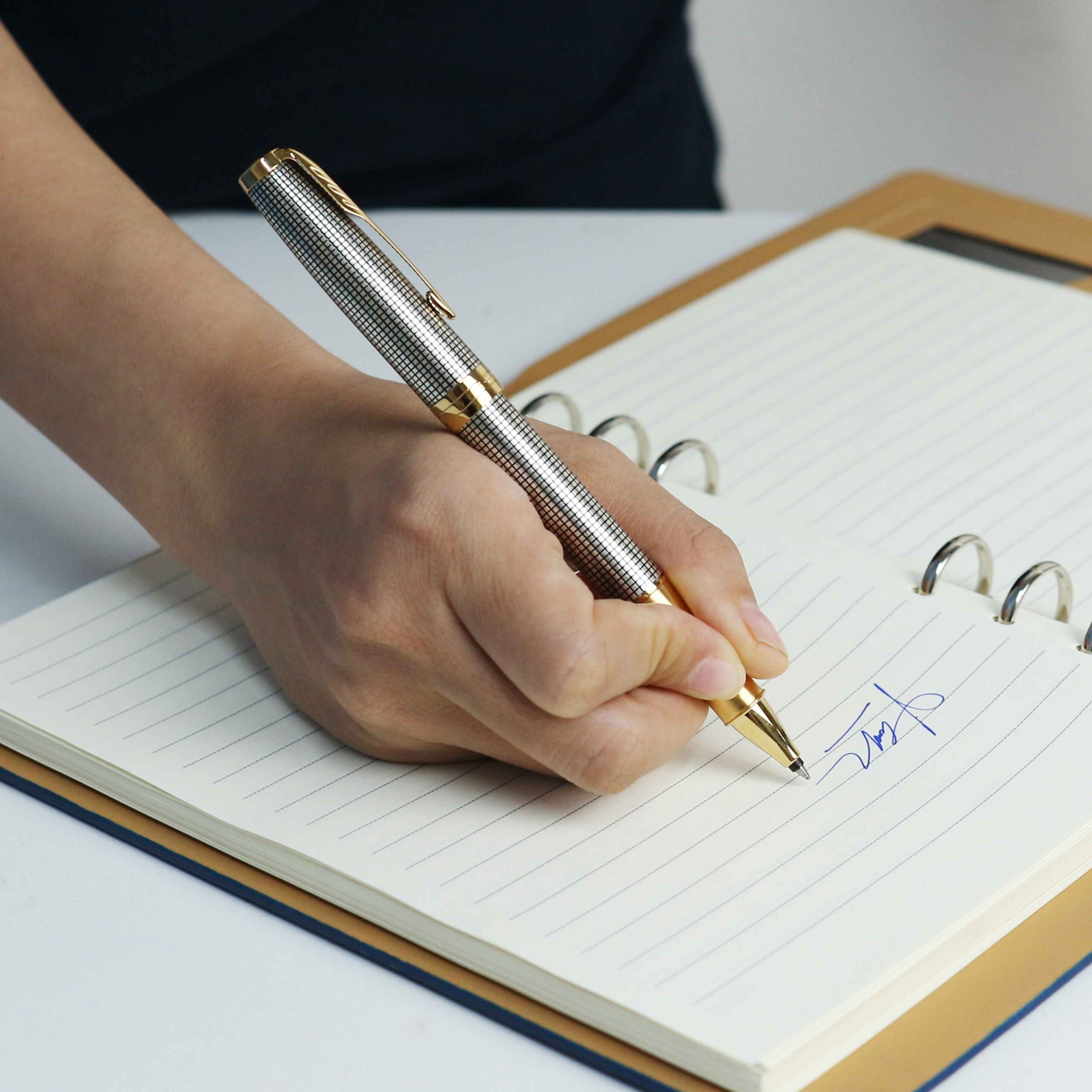 Giá bút ký Parker Sonnet chính hãng dao động từ 3.000.000 - 19.000.000 (tùy phiên bản)