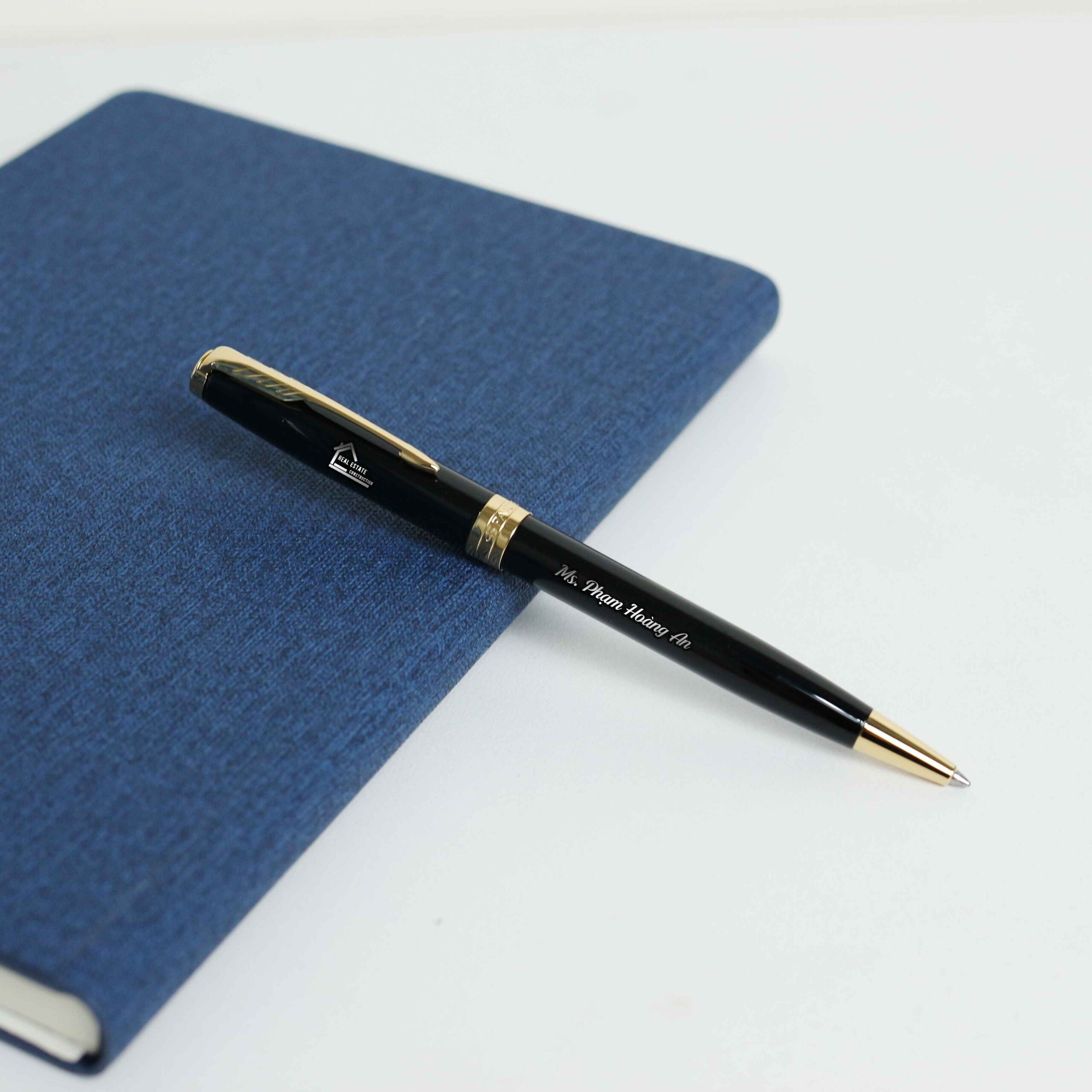 Sonnet sở hữu thiết kế thân bút tròn, thon nhẹ