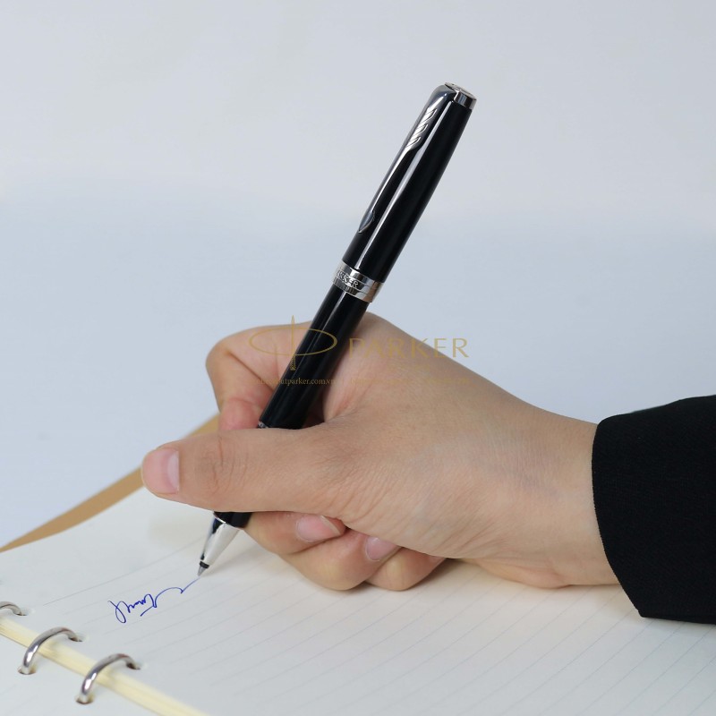 Thân bút Parker được sản xuất từ kim loại cao cấp, đem đến cảm giác cầm chắc tay Thân bút Parker được sản xuất từ kim loại cao cấp, đem đến cảm giác cầm chắc tay